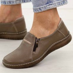 Cappuccino skórzane Polskie półbuty damskie Deoni 538/1. Półbuty damskie Deoni, na jesień, bez wzorów, z jeansu, eleganckie, z okrągłym noskiem, bez obcasa, bez zapięcia. Za 369.00 zł.