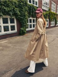 Dwurzędowy trencz oversize - beżowy. Brązowe płaszcze damskie Reserved, l, bez wzorów, z bawełny, bez kołnierzyka, bez kaptura. W wyprzedaży za 219.99 zł.