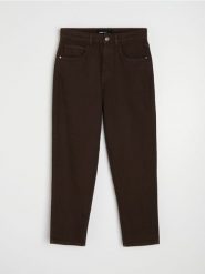 Bawełniane jeansy mom fit comfort - brązowy. Brązowe jeansy damskie Sinsay, bez wzorów, z bawełny. Za 59.99 zł.