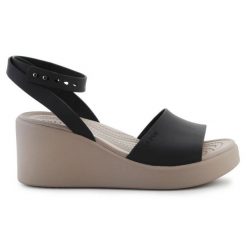 Sandały Crocs Brooklyn Ankle Strap Wedge 209406-07H czarne. Czarne sandały damskie bez wzorów, bez obcasa, na koturnie, bez zapięcia. Za 421.95 zł.