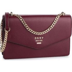Torebka DKNY - Whitney Lg Shldr Flp R913H988 Blood Red XOD. Czerwone torebki do ręki damskie DKNY, bez wzorów, ze skóry, bez dodatków. W wyprzedaży za 639.00 zł.