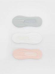 Skarpetki balerinki 3 pack - brudny róż. Czerwone skarpetki damskie Reserved, bez wzorów. W wyprzedaży za 25.99 zł.