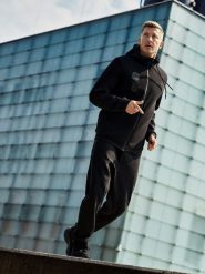 4F Bluza dresowa regular z kapturem męska 4F x Robert Lewandowski - czarna XL. Czarne bluzy męskie 4F, m, z aplikacjami, z bawełny, sportowe, bez ramiączek, z kapturem. Za 299.99 zł.