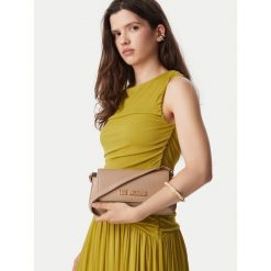 Torebka LOVE MOSCHINO. Brązowe listonoszki damskie Love Moschino, bez wzorów, bez dodatków. Za 749.99 zł.