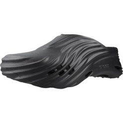 Sandały CROCS 210521C Czarny. Czarne sandały męskie Crocs, bez wzorów, z gumy, bez zapięcia. Za 315.99 zł.