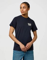 DAMSKA KOSZULKA WRANGLER SIGN OFF TEE DARK NAVY 112370764. Niebieskie bluzki damskie Wrangler, xs, bez wzorów, bez kołnierzyka, bez ramiączek. Za 89.99 zł.