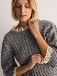 Sweter z bufiastymi rękawami - szary. Szare swetry nierozpinane damskie Reserved, l, bez wzorów, z dzianiny, bez kołnierzyka, bez ramiączek. W wyprzedaży za 79.99 zł.