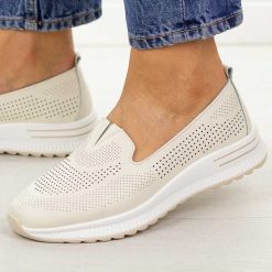 Beżowe ażurowe skórzane półbuty damskie Filippo Dp7611/26. Brązowe półbuty damskie Filippo, na jesień, w ażurowe wzory, z jeansu, casualowe, z okrągłym noskiem, bez obcasa, na płaskiej podeszwie, bez zapięcia. Za 199.00 zł.