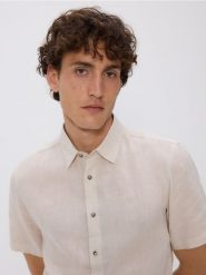 Lniana koszula slim fit - beżowy. Brązowe koszule męskie Reserved, l, bez wzorów, z tkaniny, bez kołnierzyka, bez ramiączek. Za 159.99 zł.