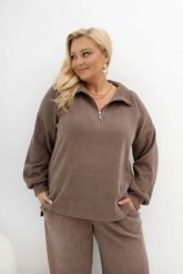 Oversizowa prążkowana bluza Good Day Ahead z kołnierzem i zamkiem w kolorze taupe/chłodna mokka Plus Size Oversize. Białe bluzy damskie Moda Size Plus Iwanek, l, bez wzorów, z dzianiny, biznesowe, bez ramiączek, bez kaptura. Za 219.90 zł.