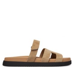 Klapki Steve Madden. Brązowe klapki damskie Steve Madden, bez wzorów, bez obcasa, bez zapięcia. Za 429.99 zł.