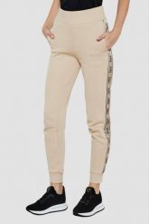 GUESS Beżowe spodnie dresowe damskie Britney. Brązowe spodnie dresowe damskie Guess, z aplikacjami, z dresówki. W wyprzedaży za 284.99 zł.