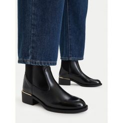 Botki MEXX. Czarne botki damskie Mexx, bez wzorów, bez obcasa, na słupku, bez zapięcia. Za 249.99 zł.