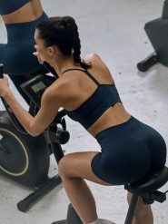 4F Legginsy krótkie treningowe bezszwowe damskie - turkusowe XS/S. Niebieskie legginsy sportowe damskie 4F, l, bez wzorów, ze skóry, z podwyższonym stanem, krótkie, na fitness i siłownię. Za 99.99 zł.