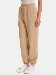 Guess Spodnie dresowe V5YB02 KB3P2 Beżowy Regular Fit. Brązowe spodnie dresowe damskie Guess, z aplikacjami, z dresówki. Za 279.99 zł.