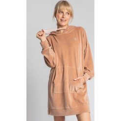 Welurowa sukienka kangurka z kapturem. Sukienki damskie Sukienki.shop, na co dzień, na lato, l, bez wzorów, z dzianiny, eleganckie, bez kołnierzyka, bez ramiączek, proste. Za 249.00 zł.