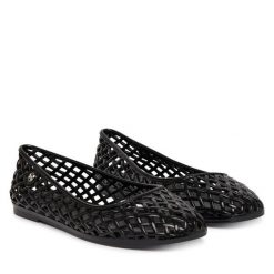 Baleriny MICHAEL Michael Kors. Czarne balerinki damskie MICHAEL Michael Kors, bez wzorów, bez obcasa, bez zapięcia. Za 399.99 zł.