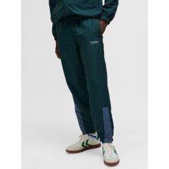 Spodnie dresowe Hummel hmlTRACKSUIT. Zielone spodnie dresowe damskie Hummel, bez wzorów, z dresówki, sportowe, na fitness i siłownię. W wyprzedaży za 183.55 zł.