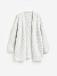 Ażurowy kardigan - jasnoszary. Szare kardigany damskie Reserved, l, w ażurowe wzory, z dzianiny, bez kołnierzyka. Za 149.99 zł.