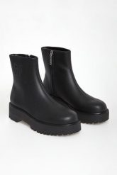 Botki damskie skórzane DKNY. Botki damskie DKNY, bez wzorów, bez obcasa, bez zapięcia. W wyprzedaży za 539.40 zł.