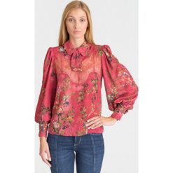 KOSZULA ELISABETTA FRANCHI W KWIATY. Różowe koszule damskie Elisabetta Franchi, bez wzorów, z koronki, bez kołnierzyka, bez ramiączek. Za 849.50 zł.