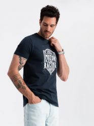 T-shirt męski z nadrukiem w stylu motocyklowym – granatowy V4. Niebieskie t-shirty męskie Ombre Clothing, l, bez wzorów, z bawełny, bez kołnierzyka, bez ramiączek. W wyprzedaży za 24.99 zł.