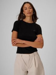 4F T-shirt slim prążkowany damski - czarny S. Czarne t-shirty damskie 4F, s, bez wzorów, z dzianiny, klasyczne, bez kołnierzyka, bez ramiączek. Za 49.99 zł.