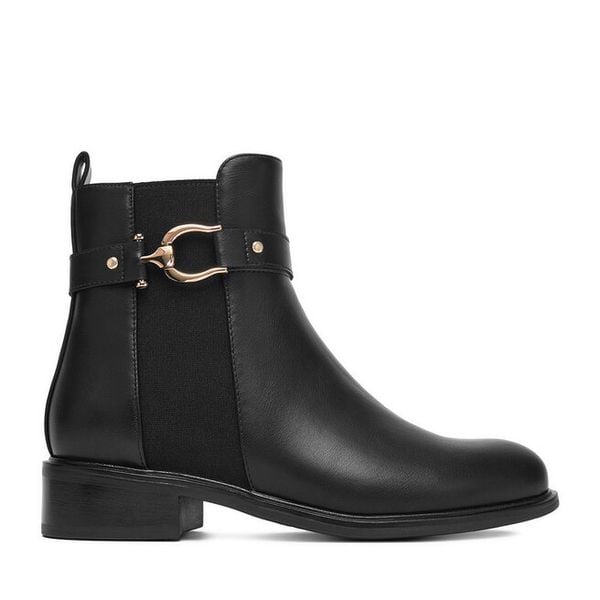 Botki DeeZee. Czarne botki damskie DeeZee, bez wzorów, bez obcasa, na płaskiej podeszwie, bez zapięcia. Za 179.99 zł.