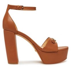 Sandały Guess. Brązowe sandały damskie Guess, z aplikacjami, bez obcasa, na słupku, bez zapięcia. Za 499.99 zł.