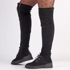 Czarne zamszowe kozaki damskie na traperze Suzana 480 Gruby Spód. Czarne kozaki damskie Suzana, bez wzorów, z zamszu, bez obcasa, na obcasie, bez zapięcia. Za 299.00 zł.