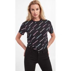 T-shirt KARL LAGERFELD. T-shirty damskie KARL LAGERFELD, s, bez wzorów, bez kołnierzyka, bez ramiączek. W wyprzedaży za 326.97 zł.