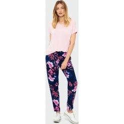 Wiskozowe spodnie w kwiaty. Szorty damskie Greenpoint, bez wzorów, z wiskozy. Za 49.99 zł.