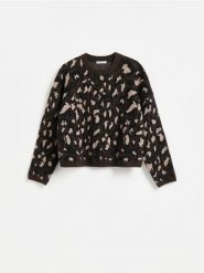 Sweter w zwierzęcy wzór - wielobarwny. Swetry nierozpinane damskie Reserved, l, bez wzorów, z dzianiny, bez kołnierzyka, bez ramiączek. Za 139.99 zł.