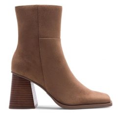 Botki Nine West. Brązowe botki damskie Nine West, bez wzorów, bez obcasa, na słupku, bez zapięcia. Za 279.99 zł.
