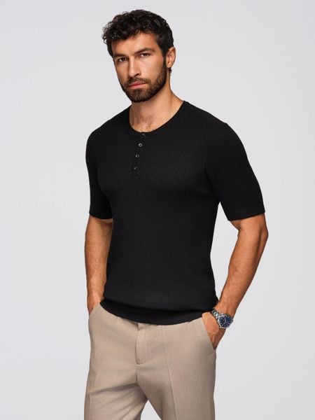 T-shirt męski dzianinowy z guzikami przy dekolcie – czarny V2 - Rozmiar: L. Czarne t-shirty męskie Ombre Clothing, l, bez wzorów, z dzianiny, bez kołnierzyka, bez ramiączek. Za 159.99 zł.