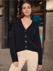 Kardigan dzianinowy - czarny. Czarne kardigany damskie Sinsay, l, bez wzorów, z dzianiny, bez kołnierzyka. W wyprzedaży za 19.99 zł.