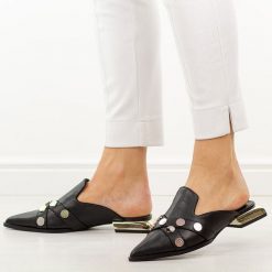 Czarne skórzane klapki damskie na obcasie mule DiA 3058. Czarne klapki damskie DiA, na jesień, bez wzorów, z jeansu, eleganckie, bez obcasa, na obcasie, bez zapięcia. W wyprzedaży za 333.52 zł.