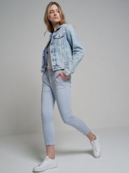 Spodnie damskie chinosy slim niebieskie Riana 400. Niebieskie spodnie materiałowe damskie BIG STAR, bez wzorów, z bawełny, eleganckie. W wyprzedaży za 119.99 zł.