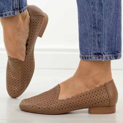 Brązowe skórzane półbuty damskie M.Daszyński Ol50-2. Brązowe półbuty damskie M.Daszyński, na lato, w ażurowe wzory, ze skóry, casualowe, z okrągłym noskiem, bez obcasa, na płaskiej podeszwie, bez zapięcia. Za 219.00 zł.