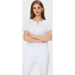 Biała bluzka z ozdobną koronką. Białe bluzki damskie Greenpoint, bez wzorów, z bawełny, bez kołnierzyka, bez ramiączek. Za 49.99 zł.
