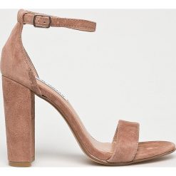 Steve Madden - Sandały Carrson. Brązowe sandały damskie Steve Madden, bez wzorów, z materiału, z okrągłym noskiem, bez obcasa, na obcasie, bez zapięcia. W wyprzedaży za 269.90 zł.
