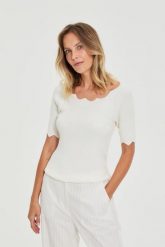 Dopasowany sweter biały. Białe swetry nierozpinane damskie MOODO, l, bez wzorów, z poliamidu, bez kołnierzyka, bez ramiączek. Za 99.99 zł.