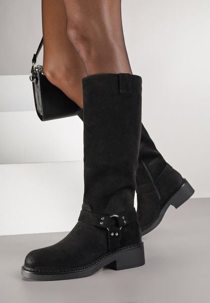 Czarne Kozaki Typu Bikery Ozdobione Klamrami Edioma. Czarne kozaki damskie Born2be, bez wzorów, z jeansu, bez obcasa, na obcasie, bez zapięcia. Za 159.99 zł.