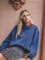 Bluza z ozdobnym haftem - granatowy. Niebieskie bluzy damskie Reserved, l, bez wzorów, z bawełny, bez ramiączek, bez kaptura. Za 99.99 zł.