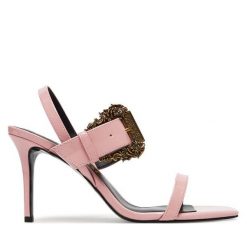 Sandały Versace Jeans Couture. Czerwone sandały damskie Versace Jeans Couture, bez wzorów, z jeansu, bez obcasa, na szpilce, bez zapięcia. Za 589.99 zł.