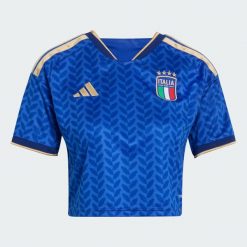 Koszulka domowa o skróconym kroju Włochy 26. Niebieskie bluzki damskie Adidas, bez wzorów, sportowe, bez kołnierzyka, bez ramiączek. Za 369.00 zł.