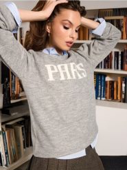 Sweter z napisem - szary. Szare swetry nierozpinane damskie Sinsay, l, bez wzorów, bez kołnierzyka, bez ramiączek. Za 49.99 zł.