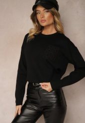 Czarny Pudełkowy Sweter Zdobiony Wzorzystą Kieszonką Zeanila. Czarne swetry nierozpinane damskie Renee, z aplikacjami, casualowe, bez kołnierzyka, bez ramiączek. Za 79.99 zł.