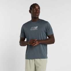 Koszulka męska New Balance MT51204GT – szara. Szare koszulki sportowe męskie New Balance, m, bez wzorów, z materiału, bez ramiączek, do biegania. Za 129.99 zł.