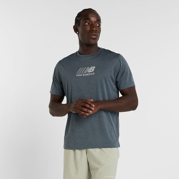 Koszulka męska New Balance MT51204GT – szara. Szare koszulki sportowe męskie New Balance, m, bez wzorów, z materiału, bez ramiączek, do biegania. Za 129.99 zł.